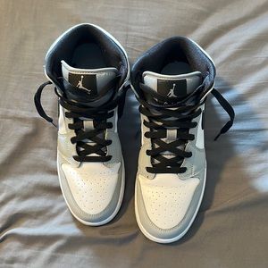 Air Jordan 1 Mid ‘Smoke Grey’ Size 7Y